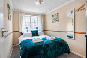 Staywhenever MS- 4 Bedroom House, King Size Beds, Sleeps 9